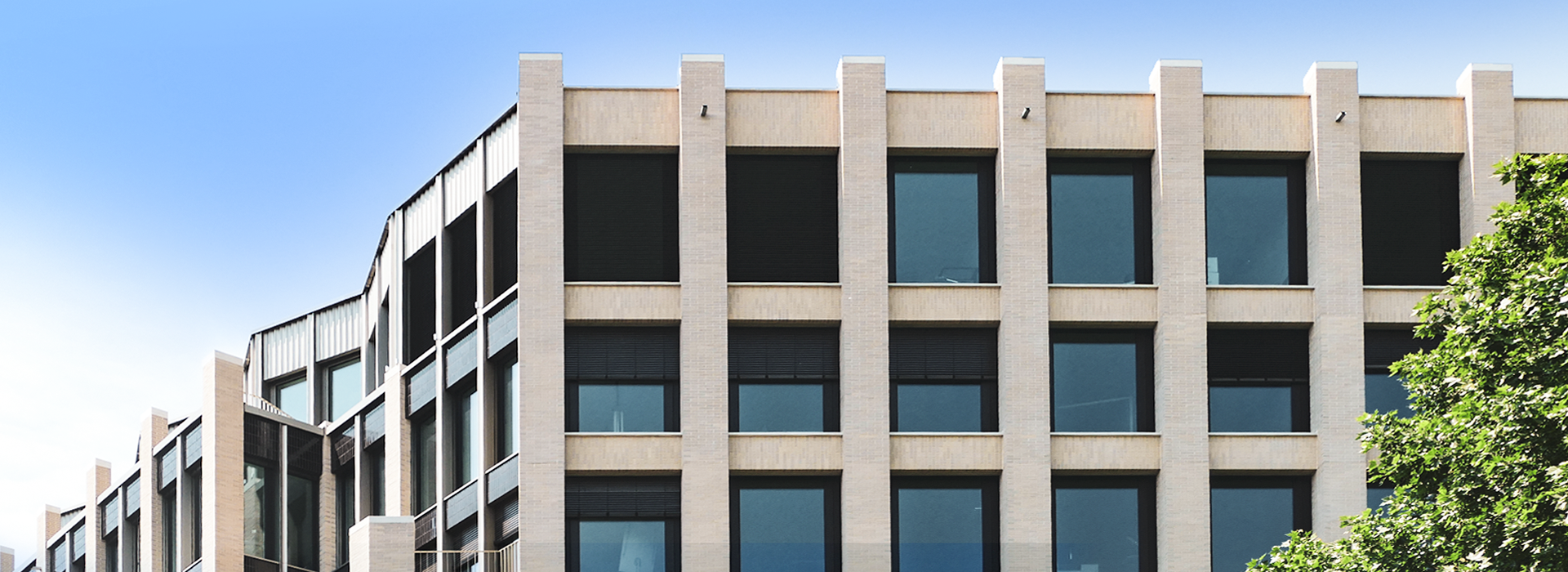 Bild der Fassade und des Eingangbereichs der Büroräume Winands Invest, Rudoflplatz 3, Köln